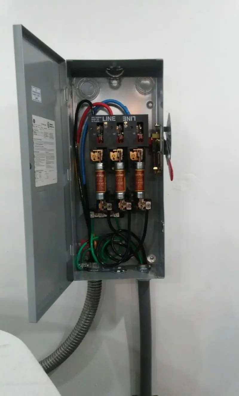 Three-phase disconnect switch installed for Smoke Detector Installation in Lemoore Station